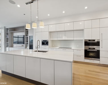 747 N Clark Street - Photo Thumbnail 2