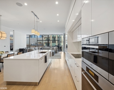 747 N Clark Street - Photo Thumbnail 4