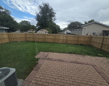 932 Manchester Court - Photo Thumbnail 13