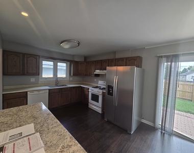 932 Manchester Court - Photo Thumbnail 4