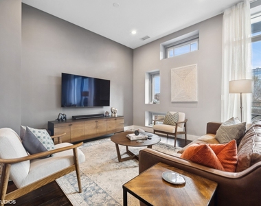 1116 W Adams Street - Photo Thumbnail 9