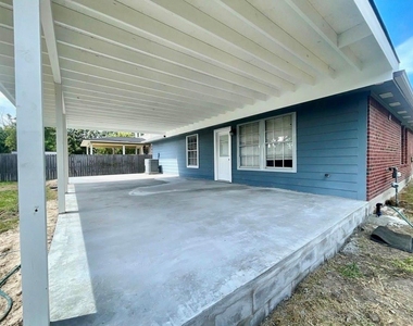 8010 Arrowhead Lane - Photo Thumbnail 4