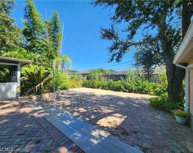 17165 Johnston Drive - Photo Thumbnail 8