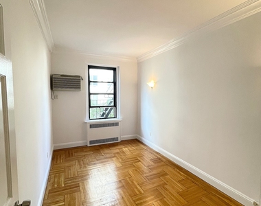 East 78 Street - Photo Thumbnail 3