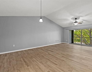 270 Promenade Drive - Photo Thumbnail 7