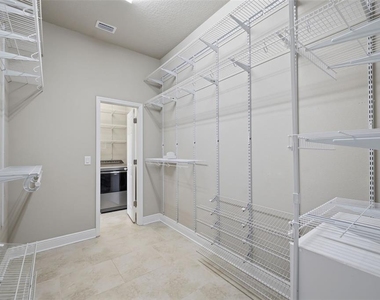 6533 Salt Creek Avenue - Photo Thumbnail 20
