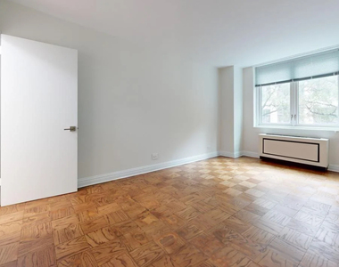 East 71st Street - Photo Thumbnail 6