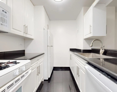 East 71st Street - Photo Thumbnail 3