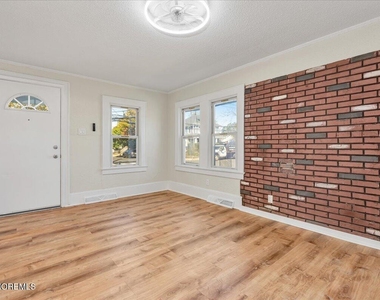 1204 Florence Avenue - Photo Thumbnail 8