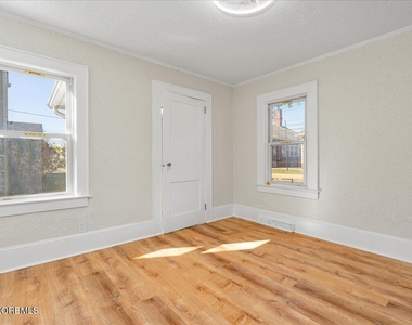 1204 Florence Avenue - Photo Thumbnail 11