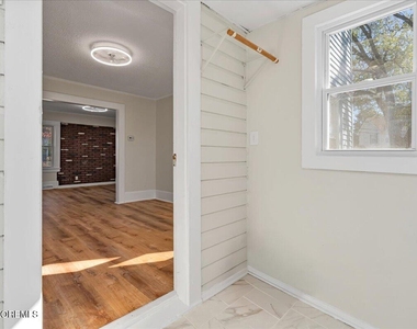 1204 Florence Avenue - Photo Thumbnail 14