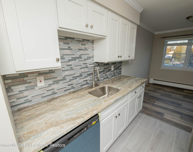 110 Stonehurst Boulevard - Photo Thumbnail 4