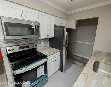 110 Stonehurst Boulevard - Photo Thumbnail 7