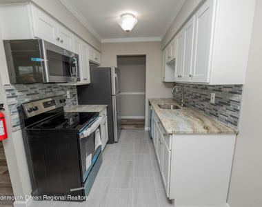 110 Stonehurst Boulevard - Photo Thumbnail 3