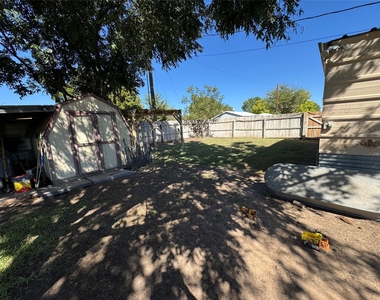 914 Tanglewood Drive - Photo Thumbnail 2