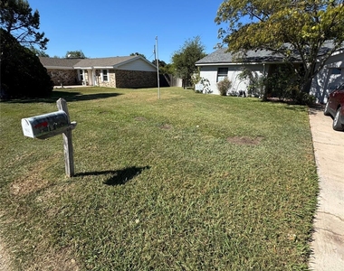 914 Tanglewood Drive - Photo Thumbnail 5