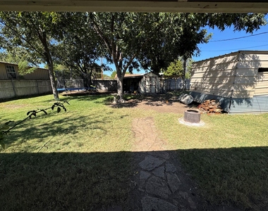 914 Tanglewood Drive - Photo Thumbnail 3