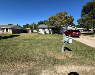 914 Tanglewood Drive - Photo Thumbnail 4
