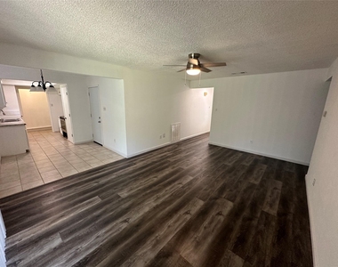 410 E Timberview Lane - Photo Thumbnail 2