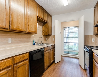 2301 Kingsford Court - Photo Thumbnail 7