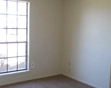 11 Shady Brook Circle - Photo Thumbnail 6