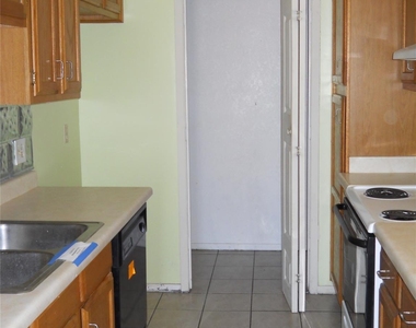 11 Shady Brook Circle - Photo Thumbnail 2
