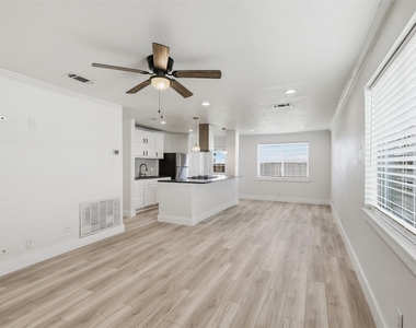 1002 Mardi Gras Lane - Photo Thumbnail 6