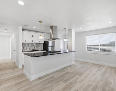 1002 Mardi Gras Lane - Photo Thumbnail 9