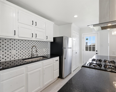 1002 Mardi Gras Lane - Photo Thumbnail 15