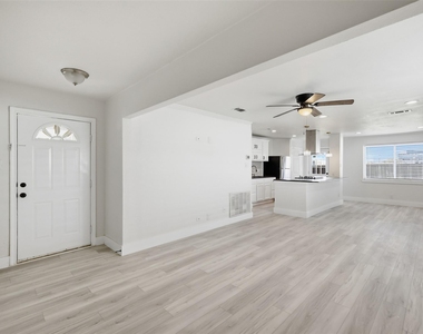 1002 Mardi Gras Lane - Photo Thumbnail 7