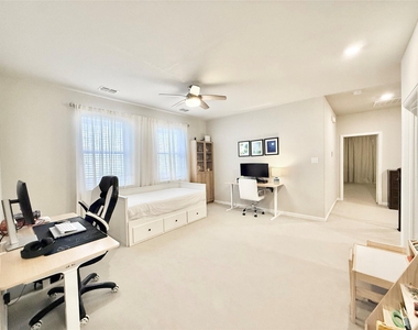 1021 Zachary Way - Photo Thumbnail 16
