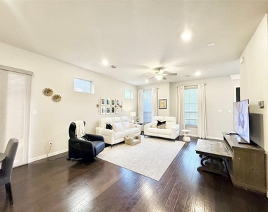 1021 Zachary Way - Photo Thumbnail 5