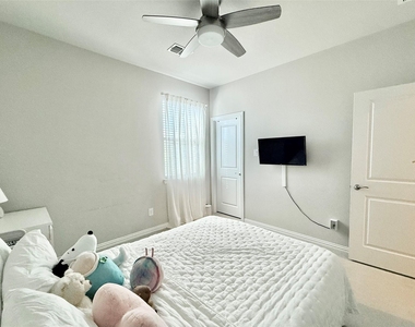 1021 Zachary Way - Photo Thumbnail 18