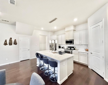 1021 Zachary Way - Photo Thumbnail 8