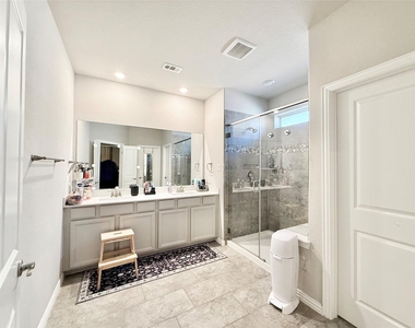 1021 Zachary Way - Photo Thumbnail 27