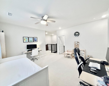 1021 Zachary Way - Photo Thumbnail 15