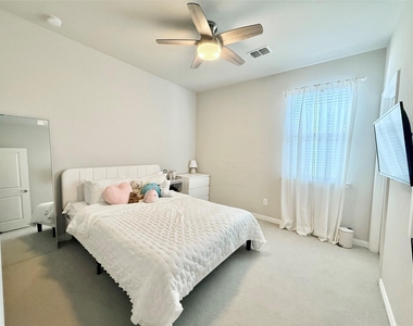 1021 Zachary Way - Photo Thumbnail 17