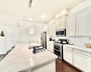 1021 Zachary Way - Photo Thumbnail 9