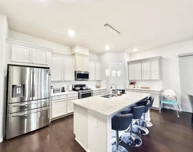 1021 Zachary Way - Photo Thumbnail 10