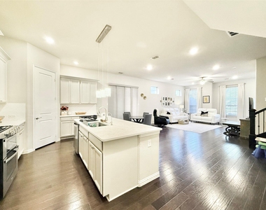 1021 Zachary Way - Photo Thumbnail 6
