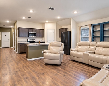 709 Darlington Oak Avenue - Photo Thumbnail 18