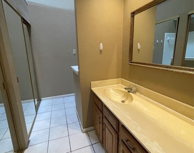 2204 W Park Boulevard - Photo Thumbnail 12