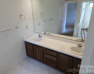 530 N Poplar Street - Photo Thumbnail 8