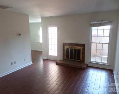 530 N Poplar Street - Photo Thumbnail 3