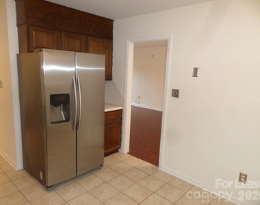 530 N Poplar Street - Photo Thumbnail 2