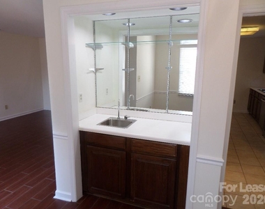 530 N Poplar Street - Photo Thumbnail 5