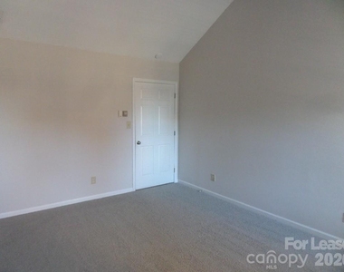 530 N Poplar Street - Photo Thumbnail 7