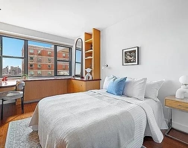 East 9th Street - Photo Thumbnail 7