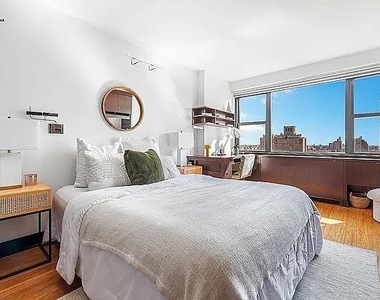 East 9th Street - Photo Thumbnail 6