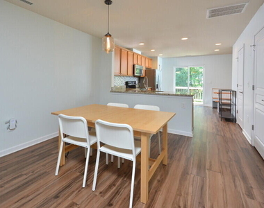 100 Stratford Lakes Drive - Photo Thumbnail 6